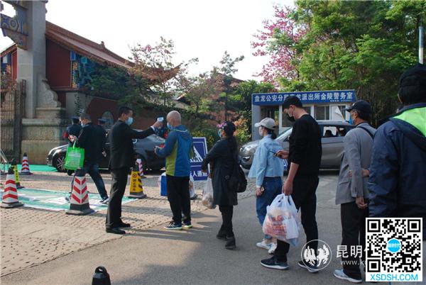 限制人数、禁止明火、错峰出行 清明祭扫的...
