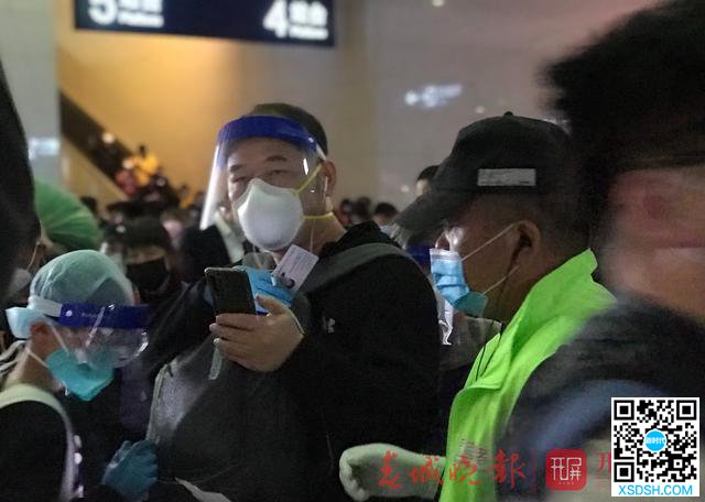 武汉“解封”后首趟直达动车抵昆