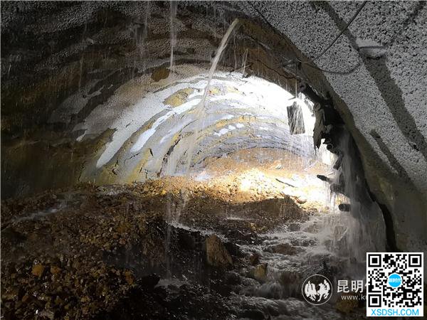 中老昆万铁路“咽喉”工程新平隧道贯通