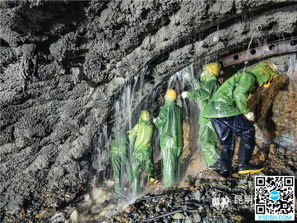 中铁隧道局施工人员在“雨”中作业 中铁隧道局施工人员在“雨”中作业