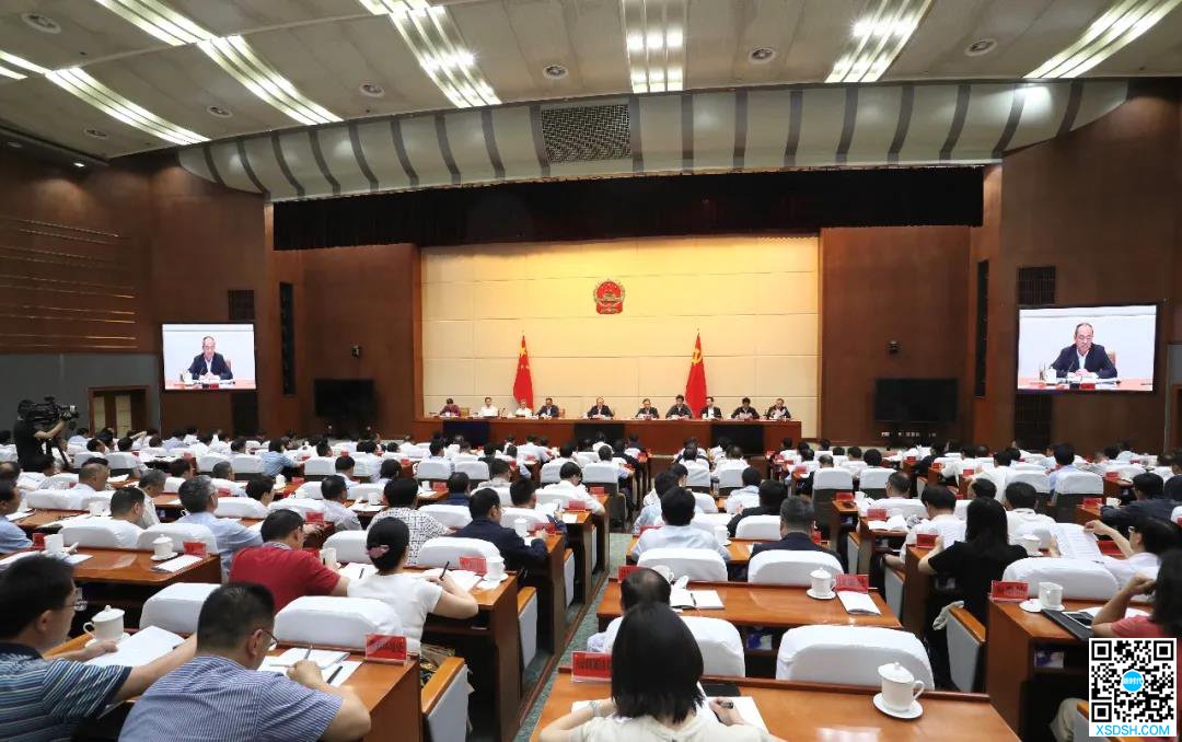 阮成发在第十三届省人民政府第六次全体会议...
