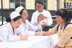 健康义诊进社区 贴心服务暖民心